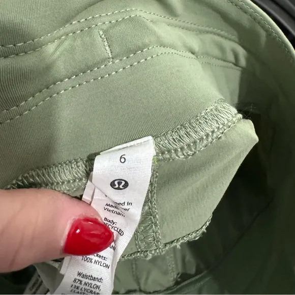 Lululemon Multi-Pocket Cargo High-Rise Hiking Short 5&quot; Women’s Size 6