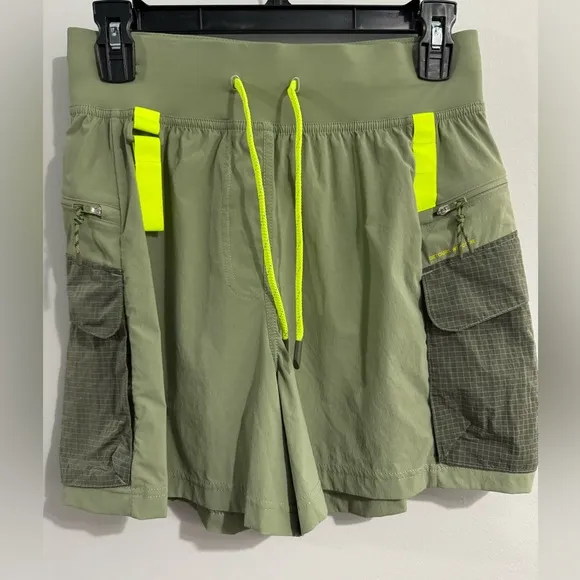 Lululemon Multi-Pocket Cargo High-Rise Hiking Short 5&quot; Women’s Size 6