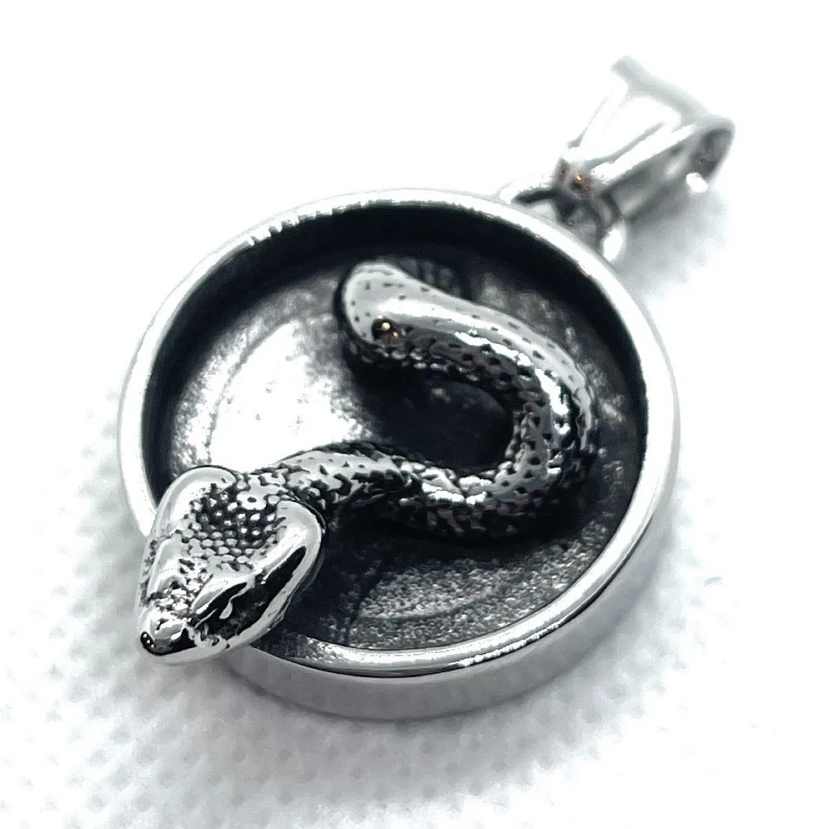 Slow An' Easy - Snake Pendant (p577)