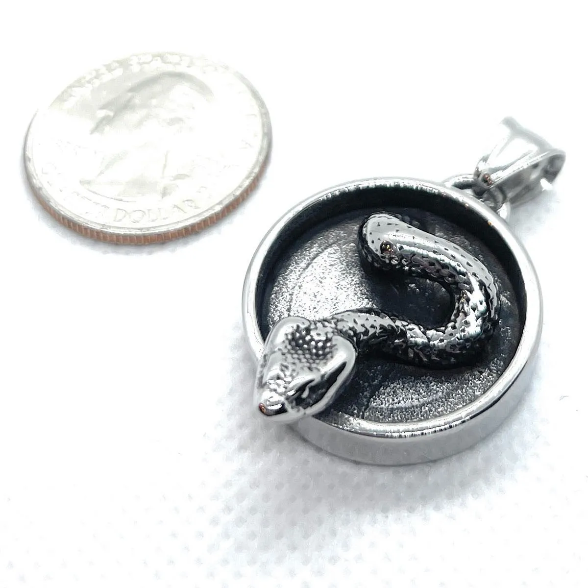 Slow An' Easy - Snake Pendant (p577)
